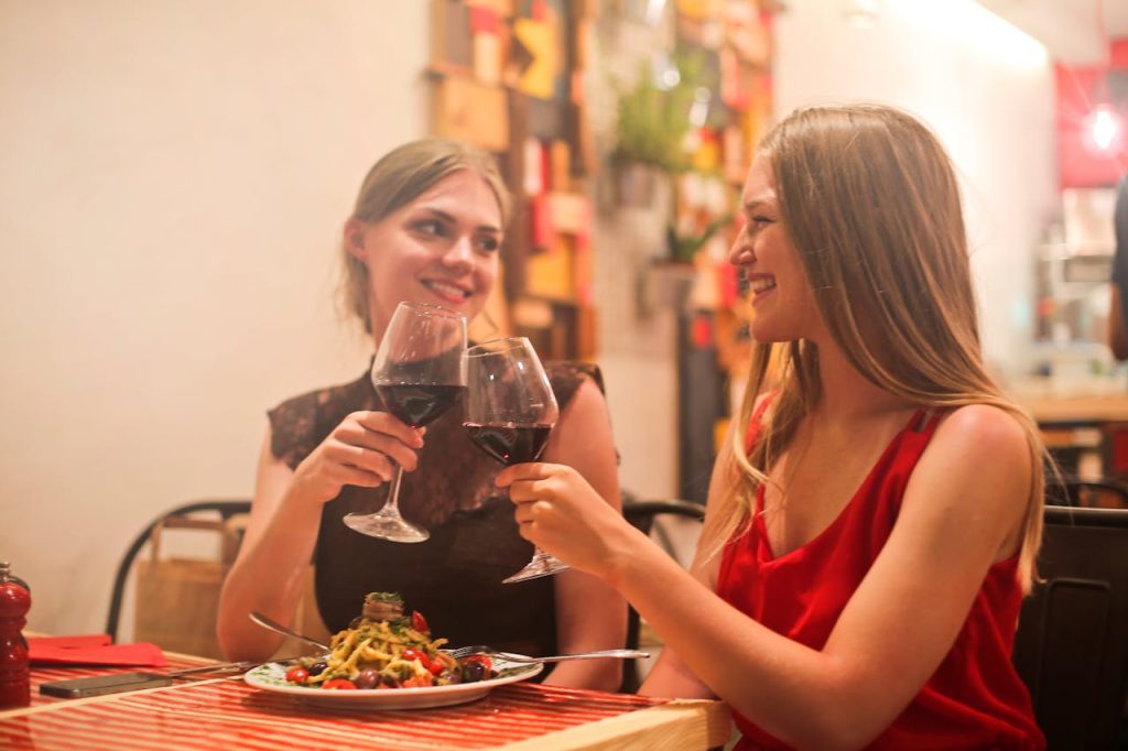 déjeuner ou dîner dans un restaurant